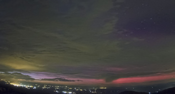Una aurora boreal alumbra los cielos nocturnos de España