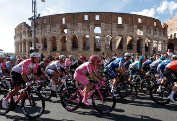 Pogacar entra en Roma como vencedor en su primer Giro