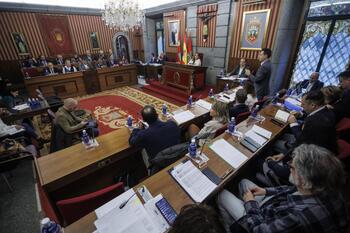 El PSOE pide a Acitores que no ceda a la presión de su partido