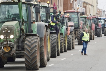 Dos centenares de tractores salen en Santa María del Páramo