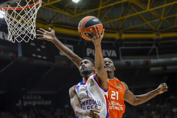 El Valencia Basket gana con coraje a un Anadolu Efes mermado
