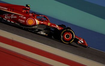 Sainz aprovecha la ausencia de Verstappen y manda en Baréin