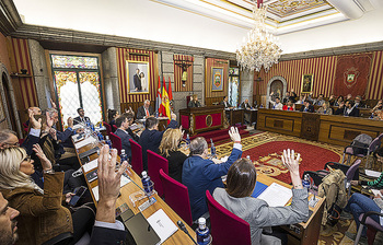 Un pleno, dos comisiones y 9.699 euros