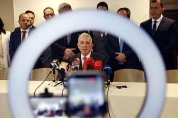 Uribe, acusado formalmente de soborno y fraude procesal
