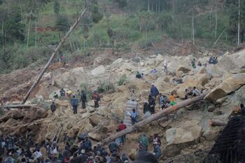 Una avalancha entierra a más de 2.000 personas en Papúa