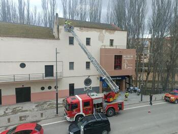 Los bomberos intervienen en la fachada del Teatro Cine Aranda