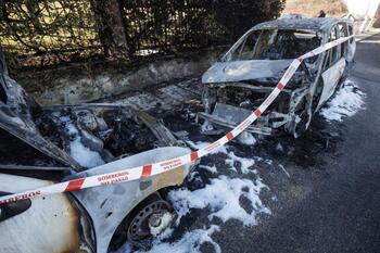 Arden dos coches de madrugada en la calle Cortes