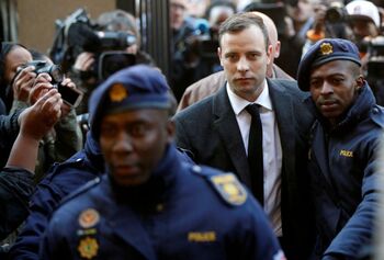 Pistorius queda en libertad condicional tras once años