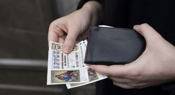 Devuelven en Burgos una cartera perdida con lotería premiada