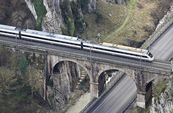 Puente considera «prioritaria» la alta velocidad al País Vasco