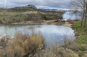 Frías empieza a limpiar el Ebro para recuperar su 'playa'