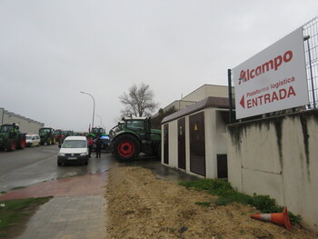 Los tractores bloquean las plataformas de Dia y Alcampo