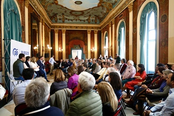 El PP reúne a más de 100 alcaldes para preparar las europeas