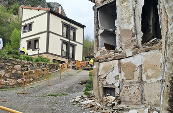 Poza costea las obras en casas en ruina para evitar su caída