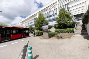 Un nuevo acceso al HUBU obligará a mover la parada del bus