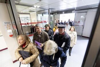 El PSOE critica la gestión en el cambio de las tarjetas de bus