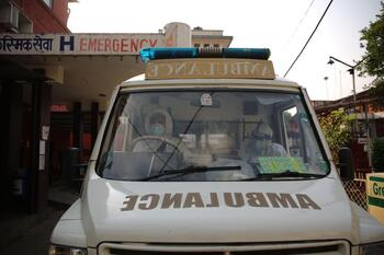Diez fallecidos tras caer un autobús por un barranco en Nepal