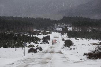 La nieve complica el tráfico en vías del norte de Burgos