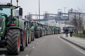 Los tractores bloquean los accesos a Valladolid y Salamanca