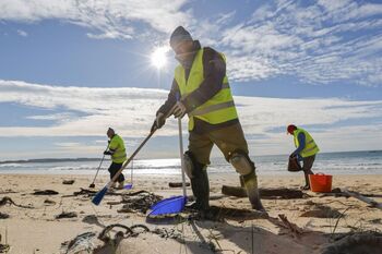 La llegada de pélets a las playas durará meses